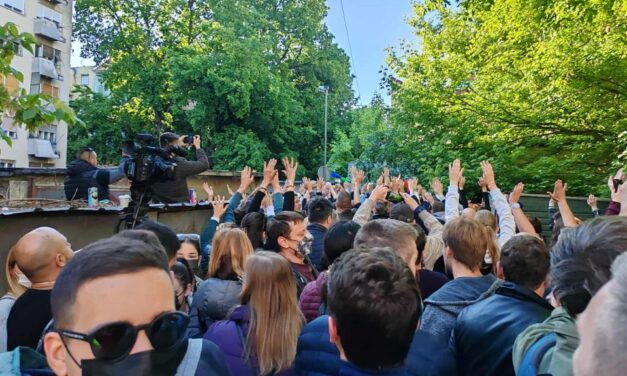 Dulakodás a rendőrséggel, könnygáz a polgárok ellen az újvidéki bíróságnál (Videó)