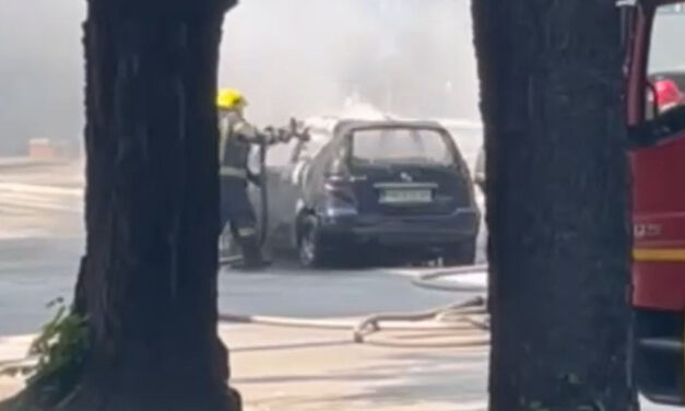 Kigyulladt egy autó Szabadka központjában (videó)