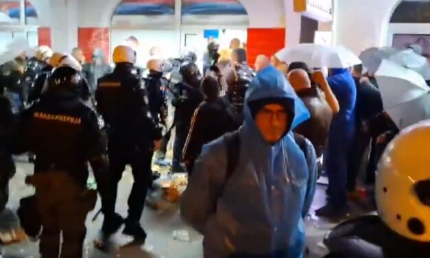 Gumibotokkal verte a rendőrség a Szerb Haladó Párt aktivistáit Újvidéken