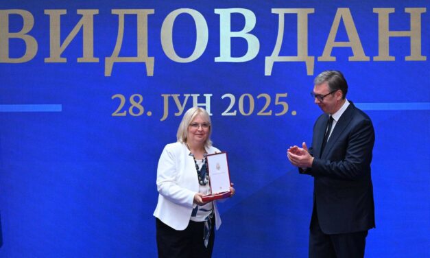 Vučić kitüntette az MTTK dékánját