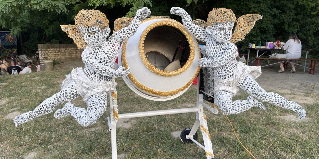 Ellopták Vass Szabolcs egy alkotásáról az angyalkát a Dombos Fest-en