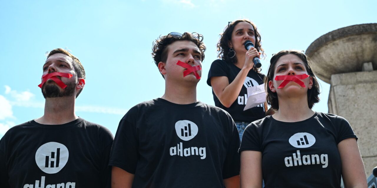 <span class="entry-title-primary">Néma demonstrációk a szólásszabadságért</span> <span class="entry-subtitle">Tizenhét városban tüntettek a civilek és az újságírók elhallgattatására tett törvény ellen</span>