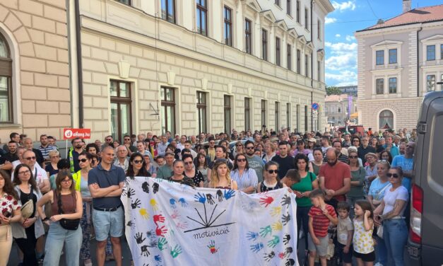 Hat magyar városban is tüntettek a Fidesz üldözési törvénye ellen