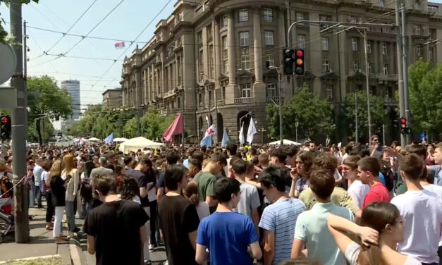 Tüntetés a kormány épülete előtt