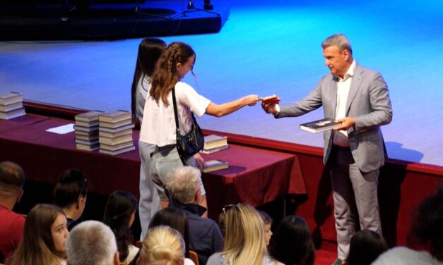 Čačak legjobb diákjai sem akartak lekezelni a polgármesterrel (videóval)