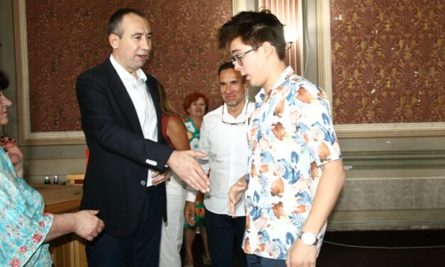 Nem volt hajlandó kezet fogni Óbecse polgármesterével a generáció diákja