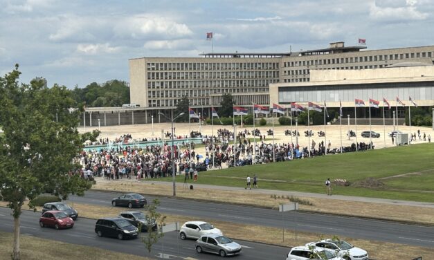 Szervezetten buszoztatják Belgrádba a Szerb Haladó Párt követőit