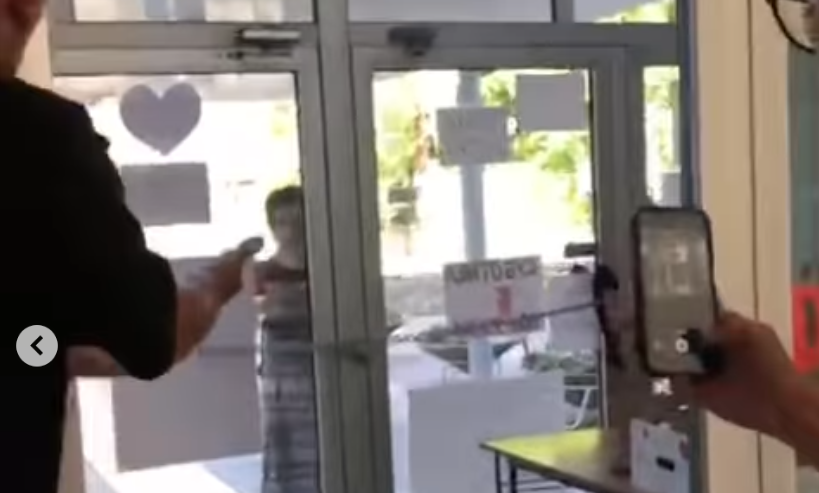 Kővel próbálta betörni a Közgazdasági Kar üvegajtaját a professzornő (Videóval)