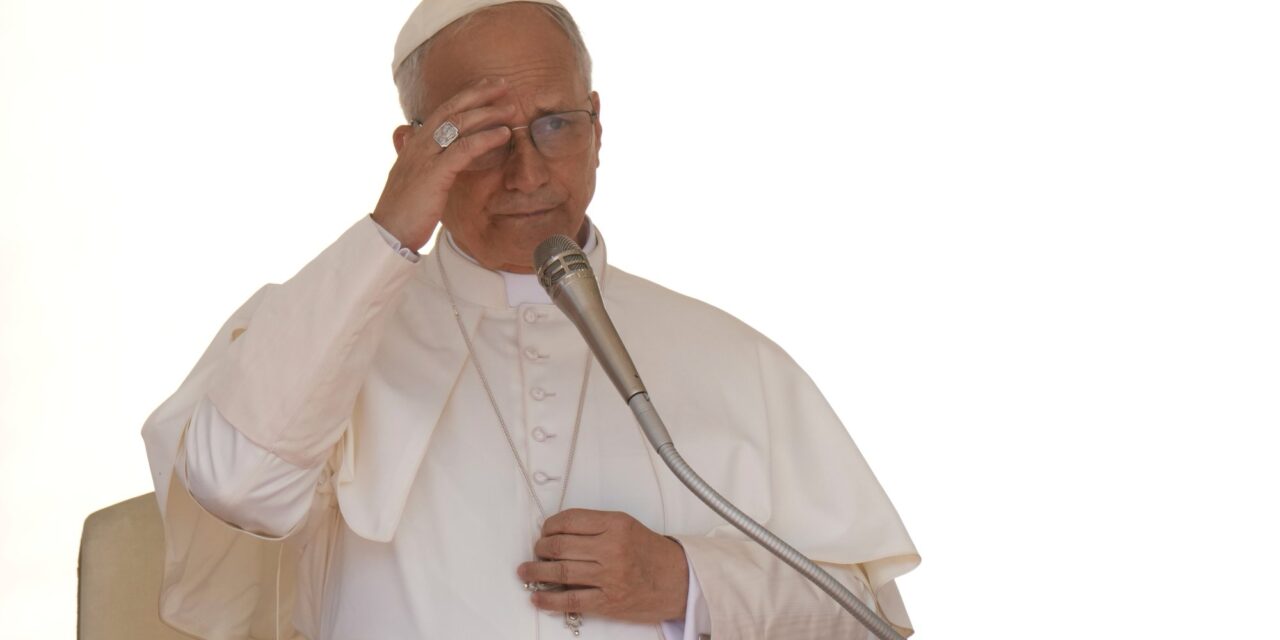 Nem tágít Leó pápa, marad a papi cölibátus