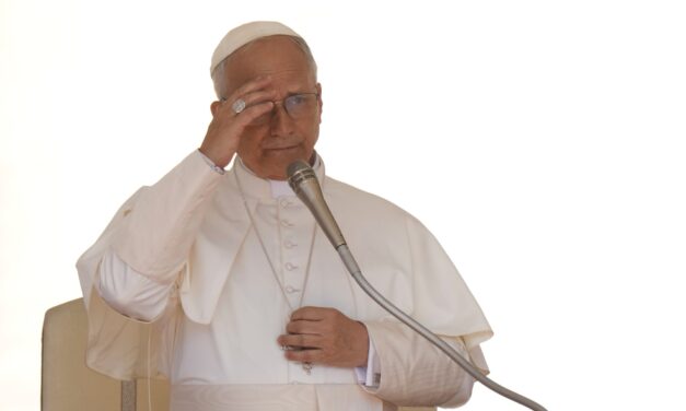 Nem tágít Leó pápa, marad a papi cölibátus