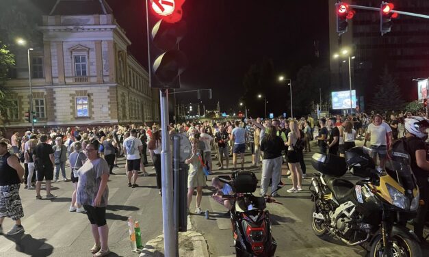 A rendőrség hummerokkal „verte szét” a barrikádokat Belgrádban