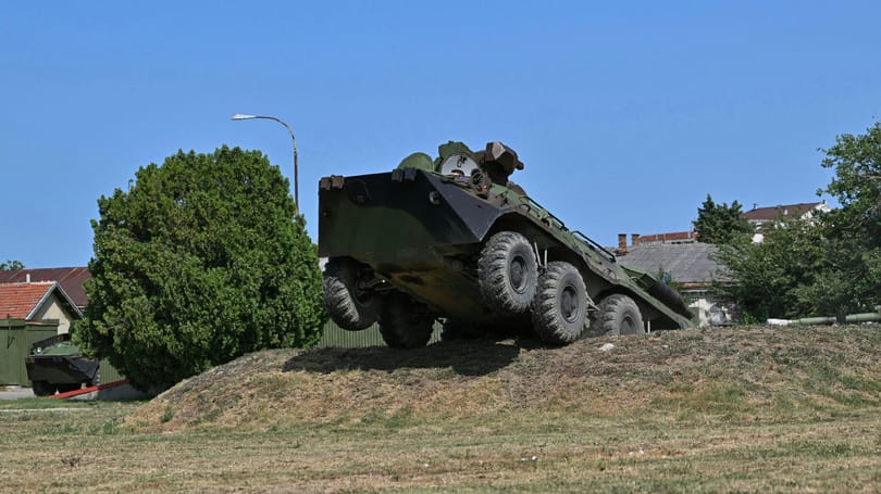 Mégis adott el Magyarország harcjárműveket Szerbiának