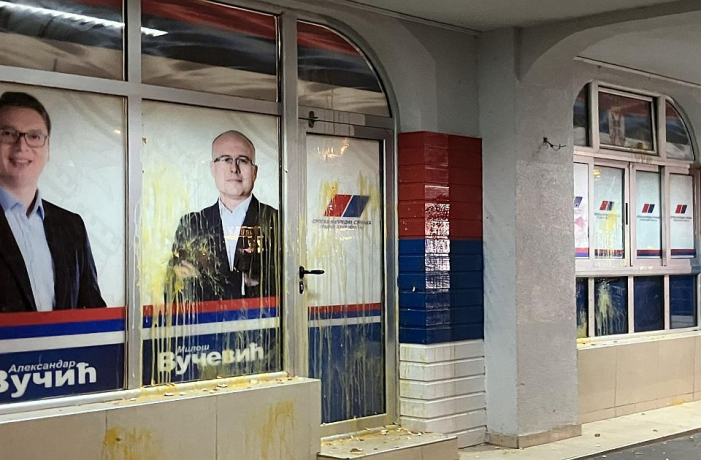 Tojással dobálták meg a Szerb Haladó Párt irodáit – tüntetés Újvidéken, Belgrádban és Nišben