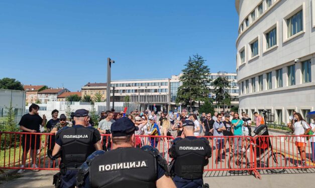 Tüntetés a Tartományi Parlament épületénél