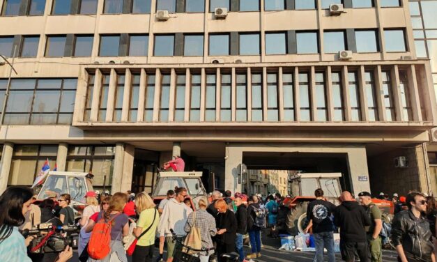 Rendőrségi kordon védi Újvidéken a képviselő-testület épületét