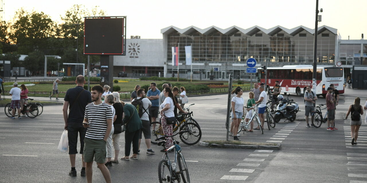 Az újvidékiek megszavazták: A továbbiakig a vasútállomásnál maradnak