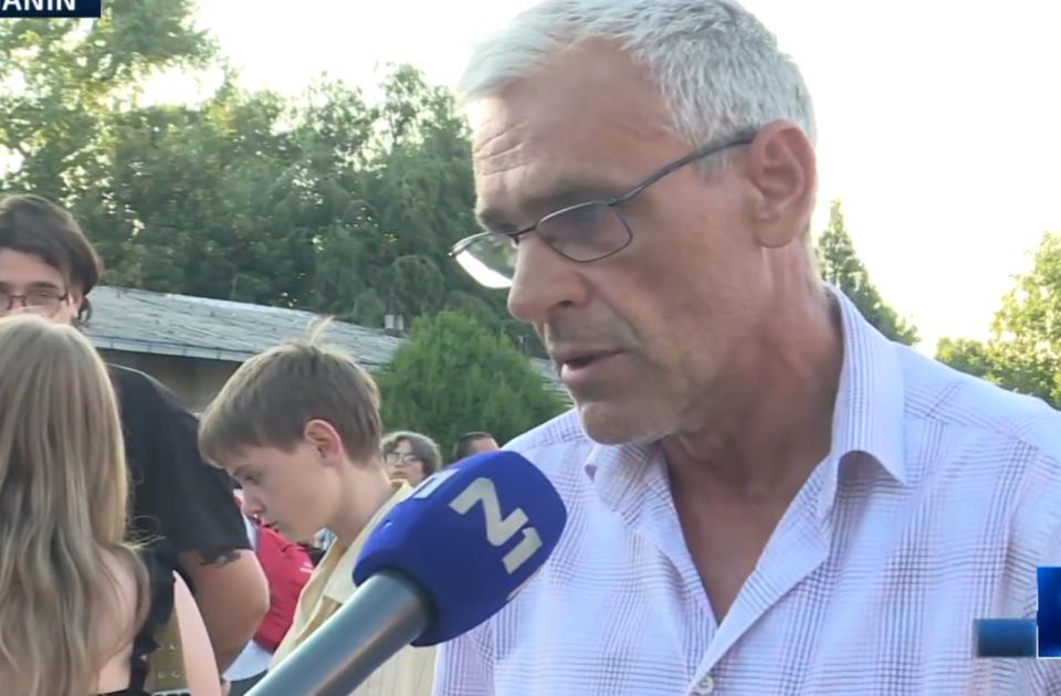 Jaćimović fuvarozó az autóbuszával elállta a zsablyai községháza bejáratát