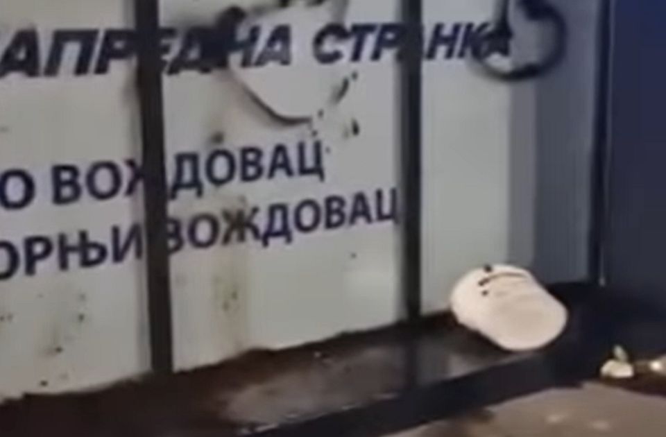 Trágyával hintették be Vučić pártjának voždovaci irodáját (Videó)