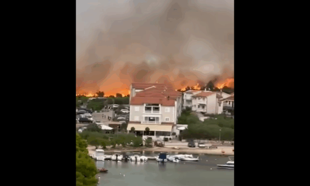 Villámcsapás okozott hatalmas tüzet Dalmáciában (Videó)