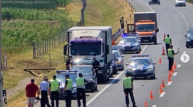 Elaludhatott a teherautó sofőrje, ez okozta a rendőr halálát