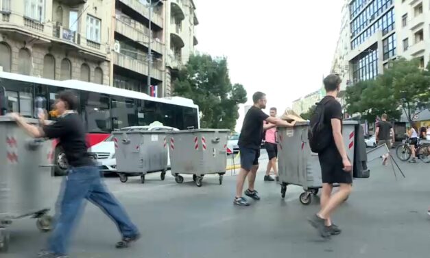 Városszerte lezárták az utcákat, a rendőrség próbálja felszámolni a blokádokat