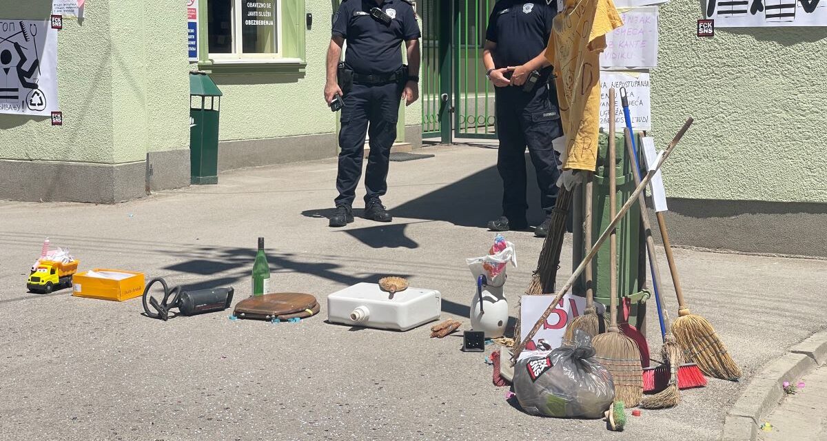 Játék dömpert is ajándékoztak a polgárok a köztisztasági vállalatnak