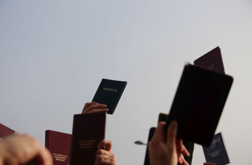 <span class="entry-title-primary">A diákok „átvették” a haladópárti hashtageket (Fotók)</span> <span class="entry-subtitle">Rendőri brutalitásról és korrupcióról szóló posztokkal töltik meg a közösségi médiát</span>