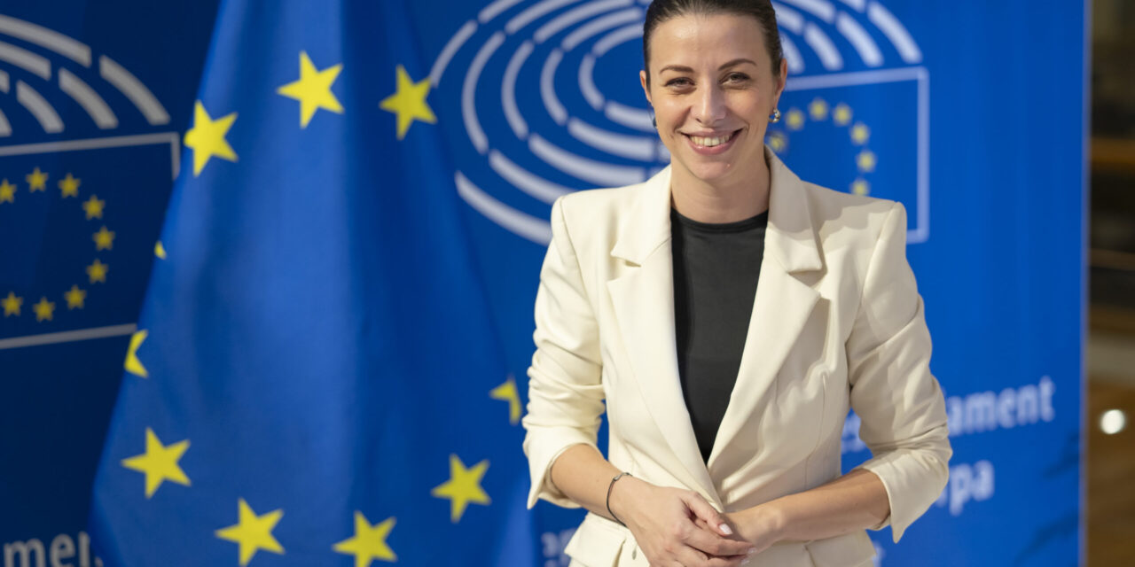 Joveva: Rendőrség, ezek a ti embereitek, álljatok melléjük!