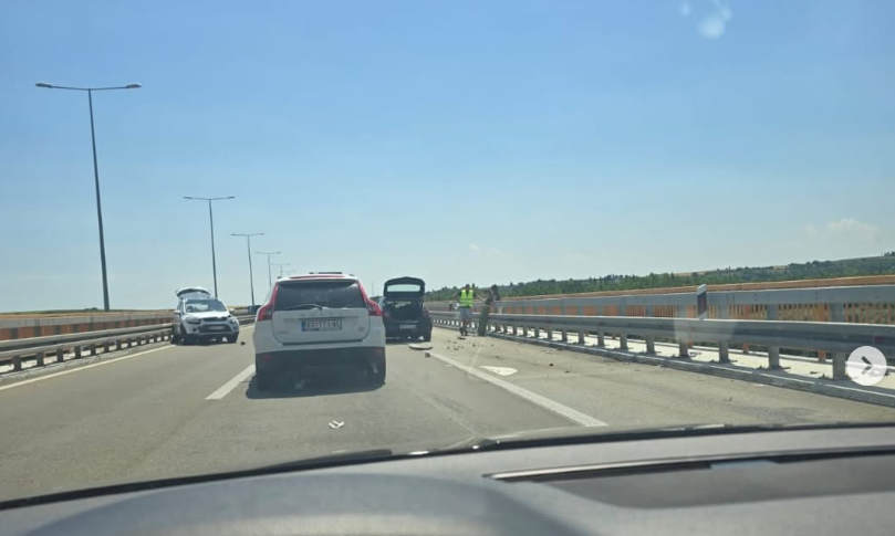 Karambol miatt feltorlódtak a járművek az autópályán (Fotók)