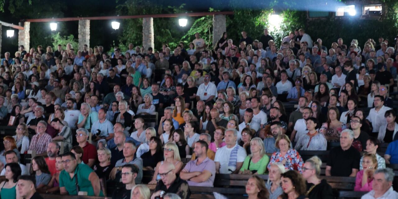Kifütyülte a palicsi filmfesztivál közönsége a szabadkai politikust