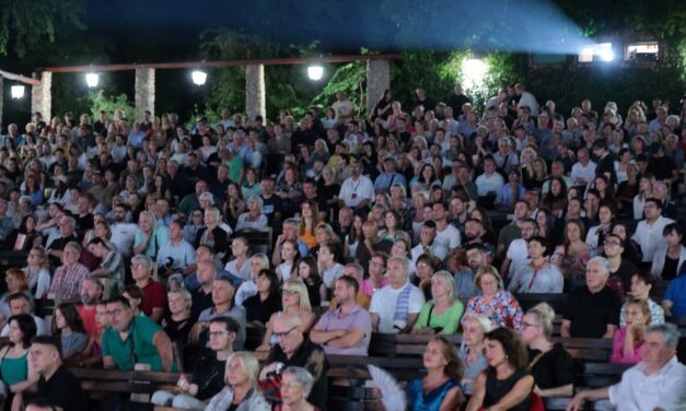 Kifütyülte a palicsi filmfesztivál közönsége a szabadkai politikust