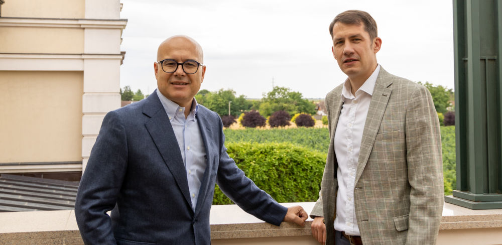 VMDK: Miközben diákokat vernek, a VMSZ vezetője azokkal koccint, akik e rendszer építői