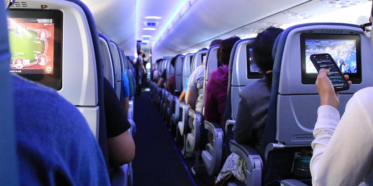 Egy szerbiai utas gyűrte le a repülőgépen bombával fenyegetőző férfit (Videóval)