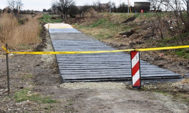 Épp csak a sarat nem rázzák le a drágán megépült sárrázók?