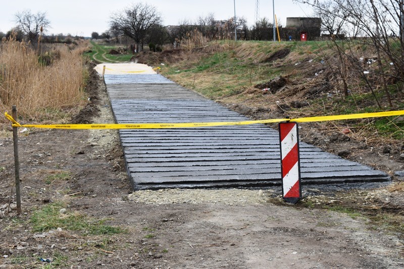 Épp csak a sarat nem rázzák le a drágán megépült sárrázók?