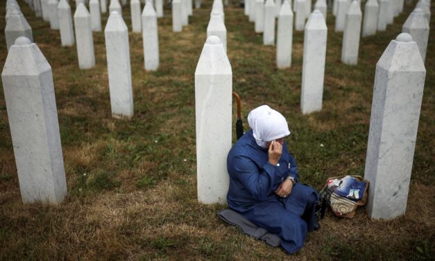 Részvétet nyilvánított a szerb elnök a srebrenicai áldozatok családjainak