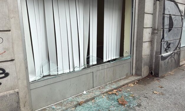 Ismét betörték az ellenzéki párt irodájának az ablakait