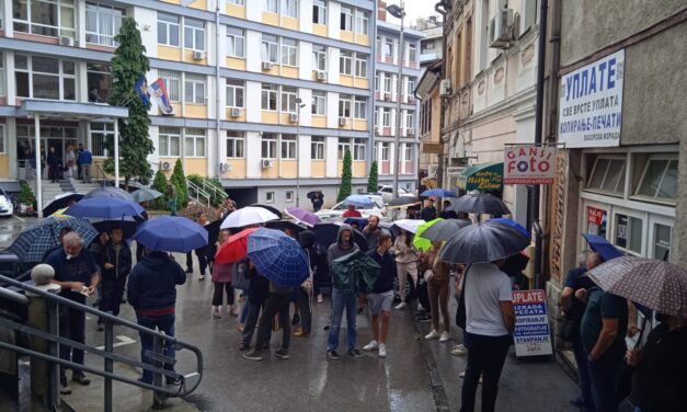 Heten előzetes letartóztatásban maradnak Užicében, tüntetnek a bíróság előtt