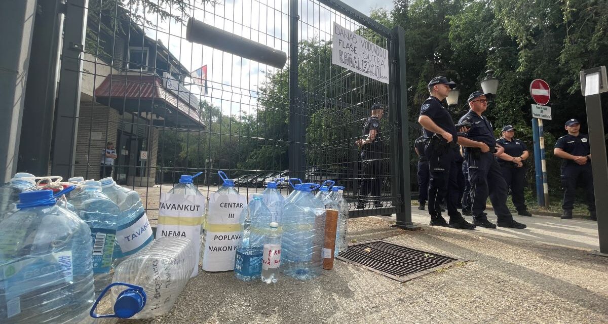 Zavaros, sárga, szemcsés vagy semmilyen – A szabadkai vízművek előtt tüntettek a helyiek