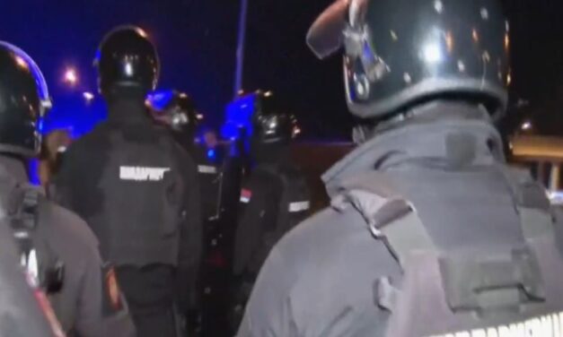 Az elnök megdicsérte a csendőröket, amiért gyengéden oszlatták fel a tömeget