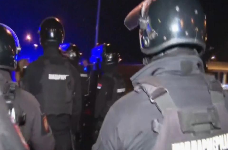 Az elnök megdicsérte a csendőröket, amiért gyengéden oszlatták fel a tömeget