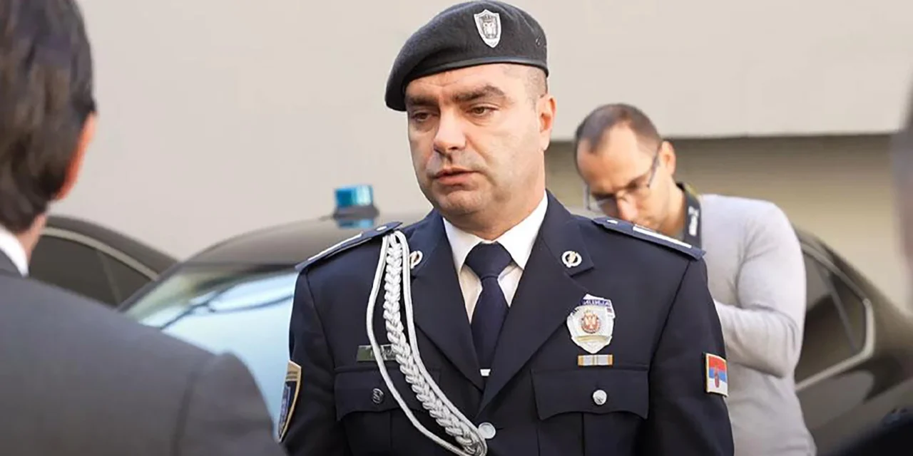 Íme, a szerb rendőrség alezredese, aki nemi erőszakkal fenyeget diáklányokat