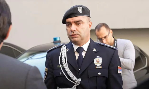 Íme, a szerb rendőrség alezredese, aki nemi erőszakkal fenyeget diáklányokat