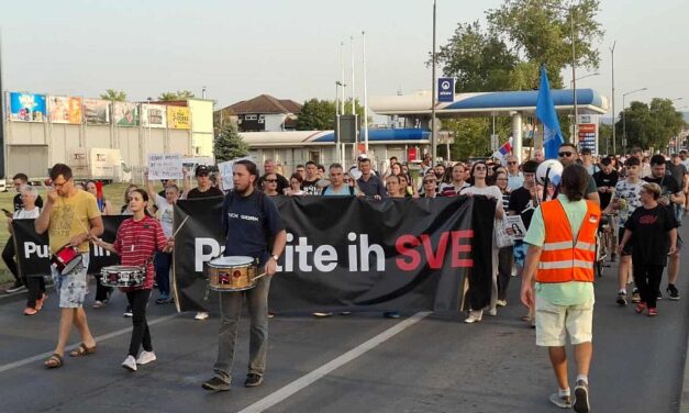 „Az állkapocstörő szörnyetegek szabadlábon, az egyetemisták börtönben”