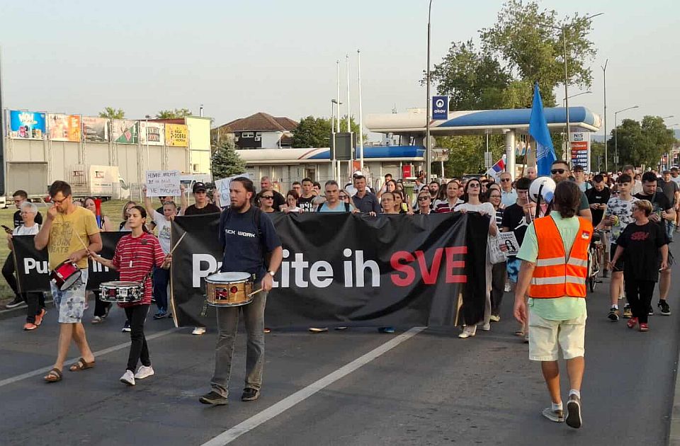 „Az állkapocstörő szörnyetegek szabadlábon, az egyetemisták börtönben”