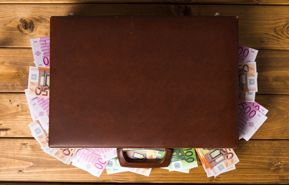 Tizenötezer eurót talált az utcán, bevitte a rendőrségre