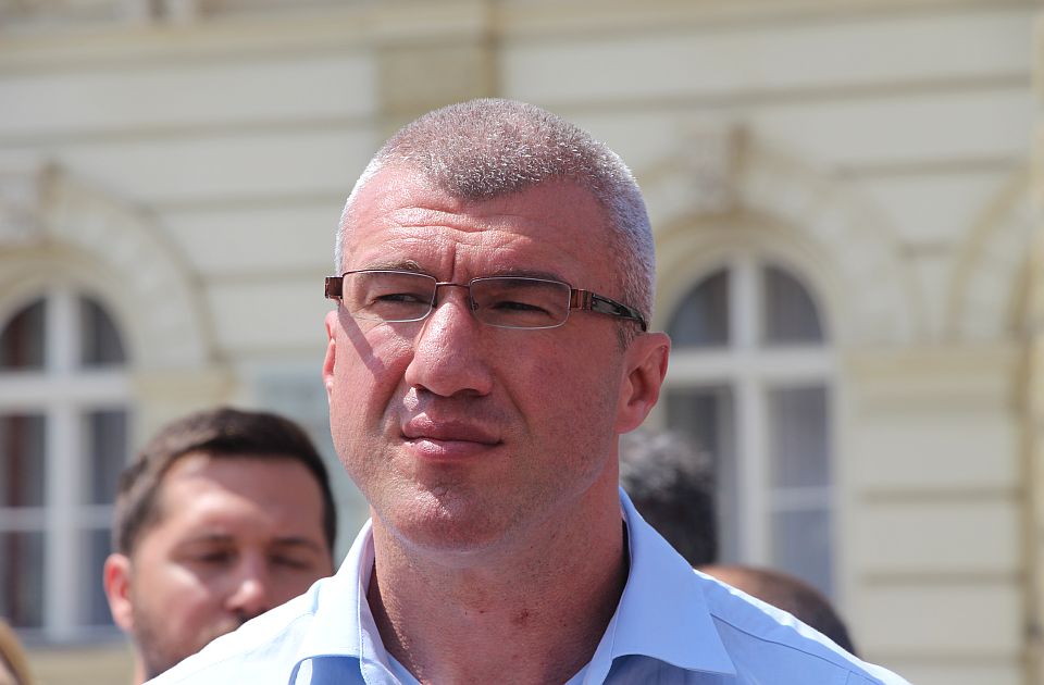 Meztelenre vetkőztették a horgosi határon az ellenzéki képviselőt és a feleségét