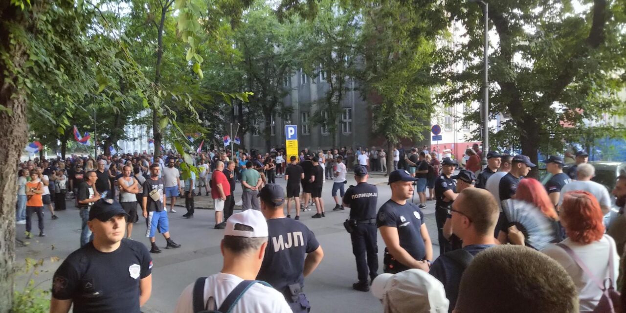 <span class="entry-title-primary">A szabadkaiakat nem lehet zsarolni – akik erőszakkal irányítanak, a vádlottak padján végzik majd!</span> <span class="entry-subtitle">Szerbia Új Arca a Köztisztasági és Parkosítási Közvállalat igazgatójának menesztését követeli</span>