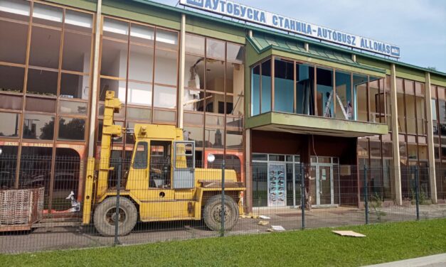 Bontják az óbecsei buszállomás épületét