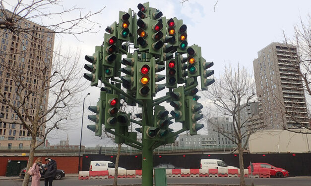 Piros, sárga, zöld? Néhol kék.